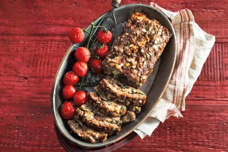 Gehaktbrood met basilicum, paddenstoelen en spek