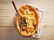 Pie is een ovengerecht met een dakje van deeg. In dit geval vers bladerdeeg.