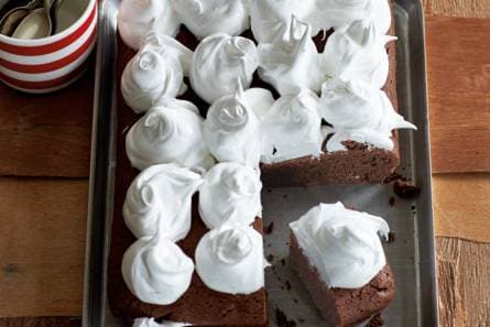 Brownietaart met pepermuntschuim