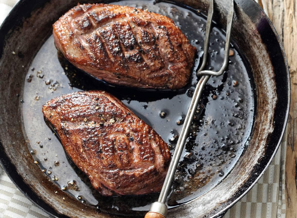 Eendenborstfilet met noedels en groene kool