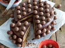 Ook als je niet jarig bent, is dit een geweldig leuke taart om te maken. De Maltesers maken de taart lekker crunchy.