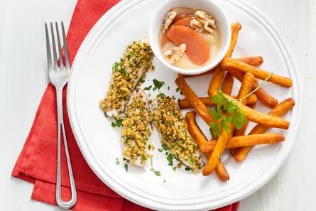 Krokante kip, groentefriet en appelsaus