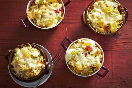 Macaronischoteltjes met kaas, ham en prei