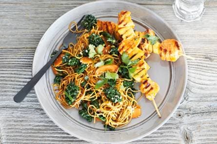 Noedels met palmkool en mango-kipspiesjes