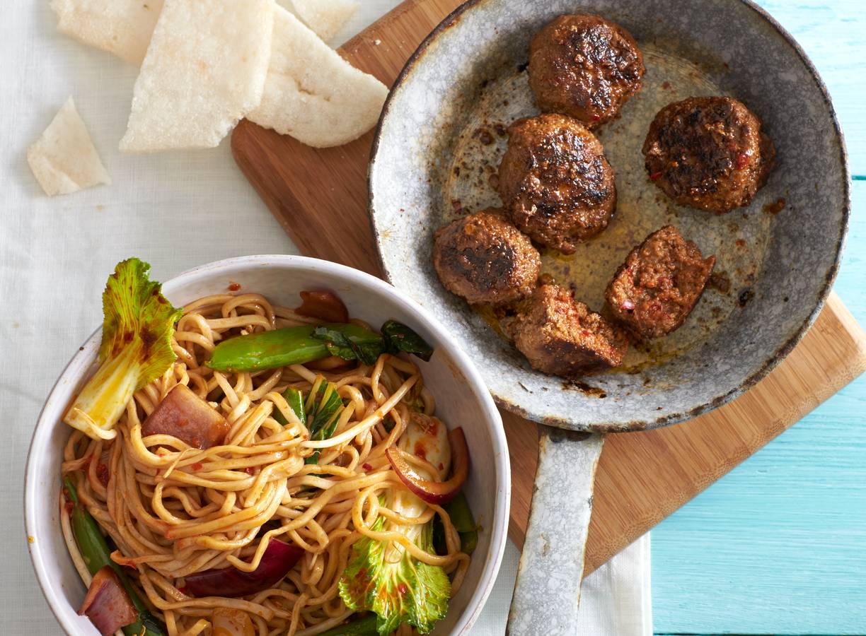 Pittige gehaktballetjes met snelle bami
