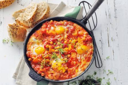 Pompoen-paprikastoof met ei en brood