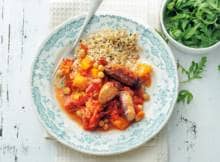 Pompoen-paprikastoof met worstjes