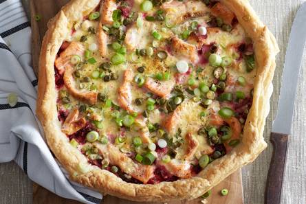 Quiche met biet, zalm en monchou