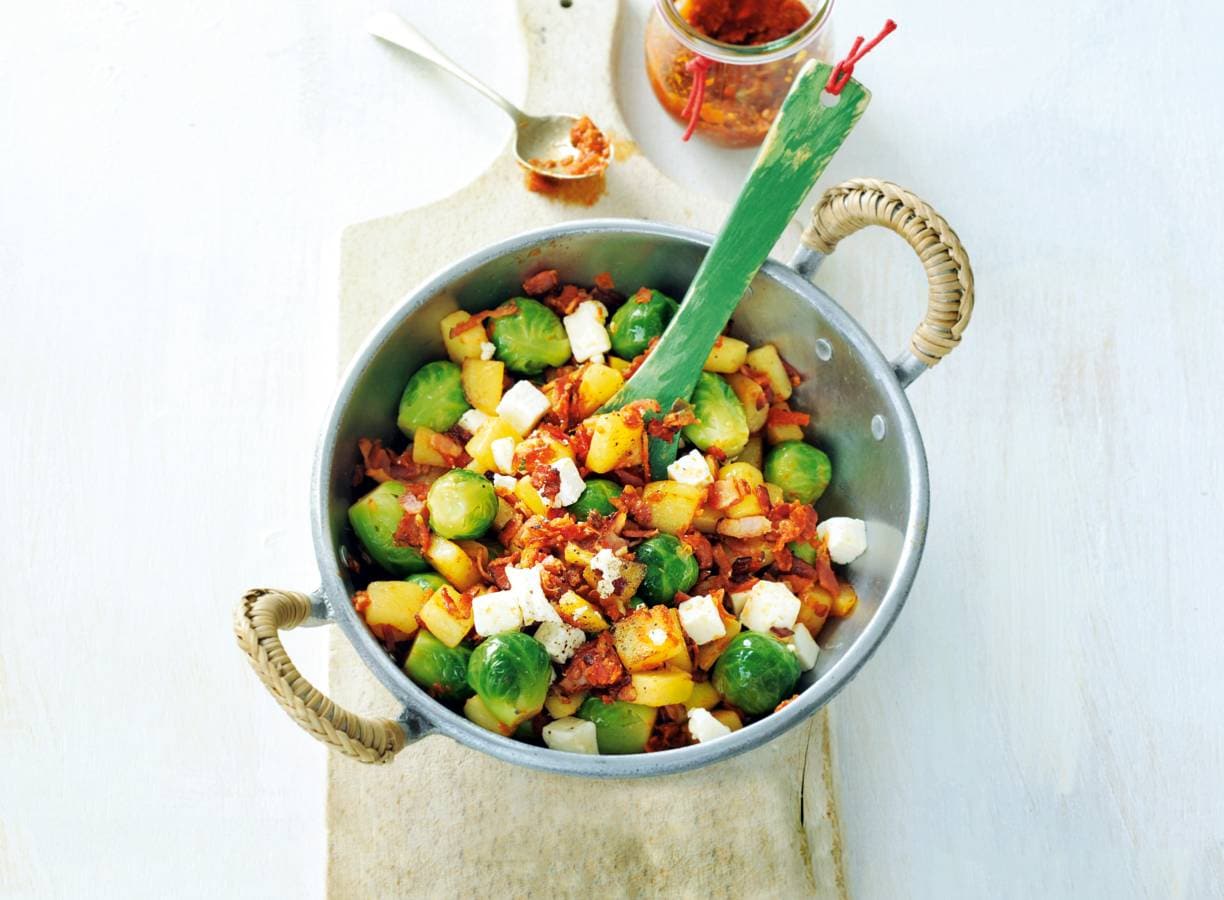 Spruitjesroerbak met aardappel en spek