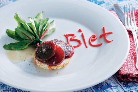 Geitenkaastaartje met rode biet