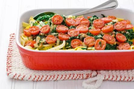 Tagliatelleschotel met spinazie en cherrytomaten