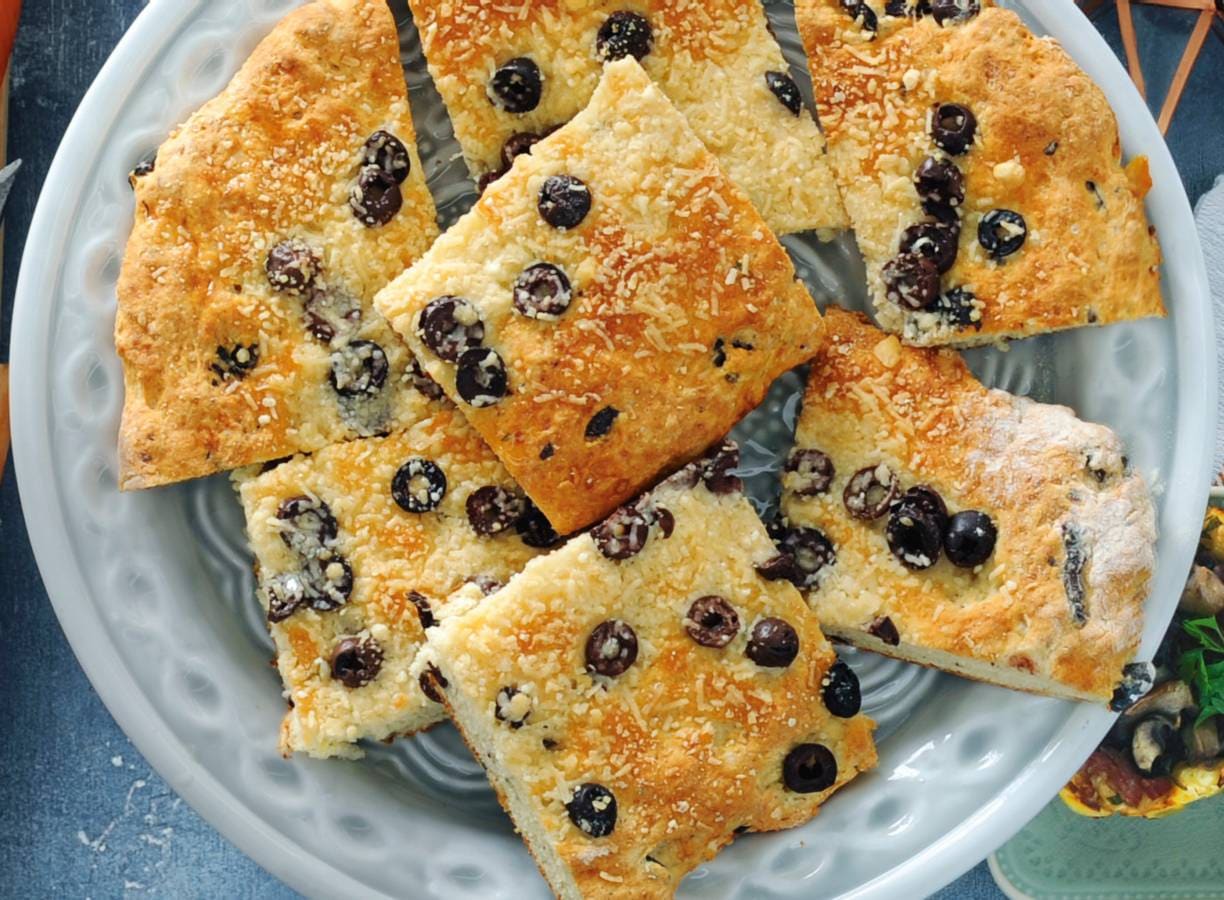 Olijvenbrood met truffelolie en parmezaan