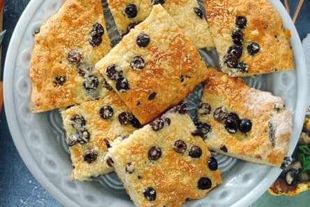 Olijvenbrood met truffelolie en parmezaan