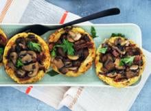 Door de taartjes omgekeerd te bakken - met het deeg bovenop - wordt de bodem lekker krokant. Ook een goed brunchgerecht. 