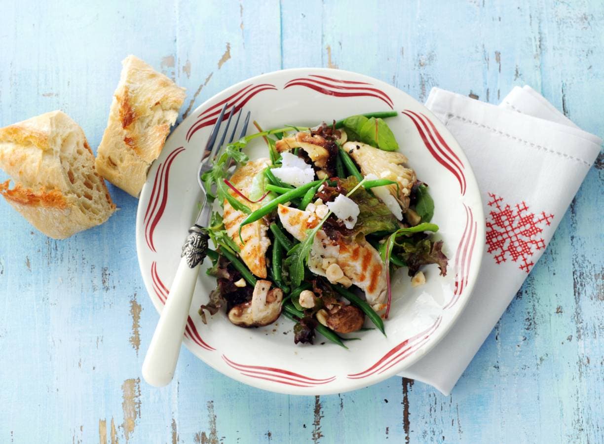 Salade met gegrilde kip en hazelnootolie