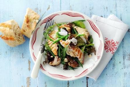 Salade met gegrilde kip en hazelnootolie