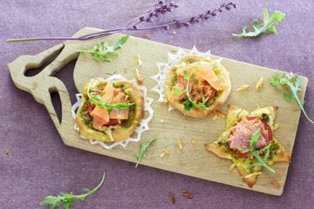 Minipizza's met salami of zalm
