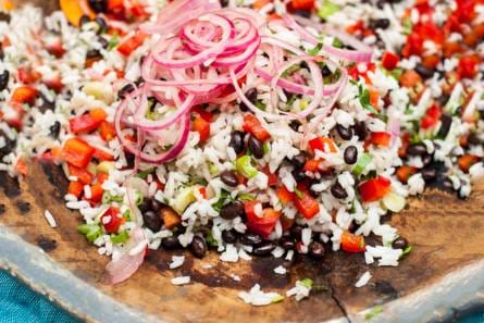 Rijstsalade met zwarte bonen