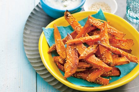Zoete aardappelfrieten met blue-cheesedip