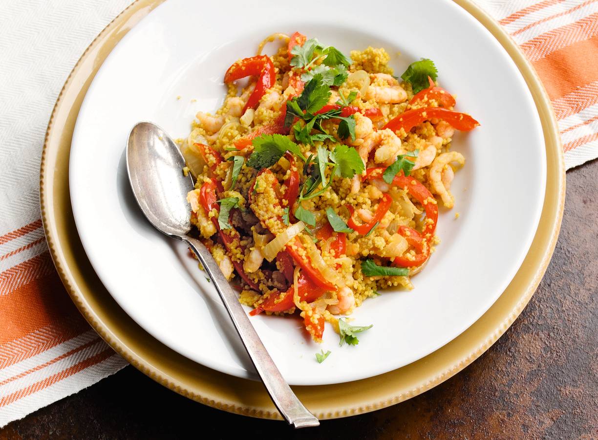 Couscous met gestoofde paprika en garnalen