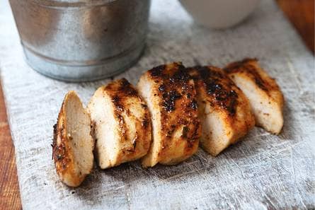 Dave Myers & Si King's kruidige cajunkip met aardappelpartjes en bieslookdip