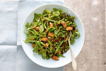 Quinoa met groene asperges en tofu