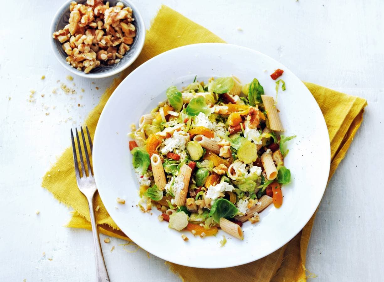 Volkoren penne met spruitjes, roomkaas en walnoten