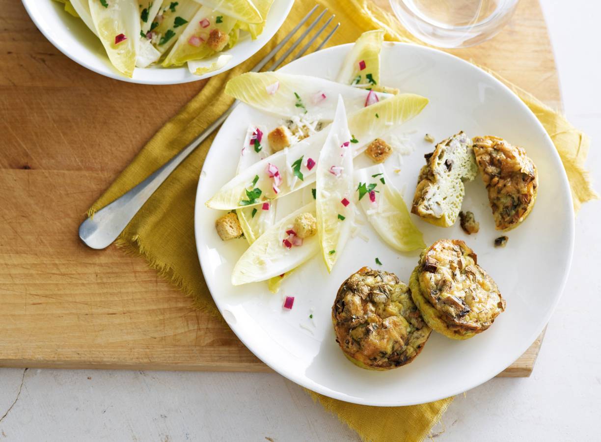 Omeletmuffins met witlofsalade