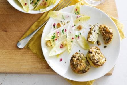 Omeletmuffins met witlofsalade