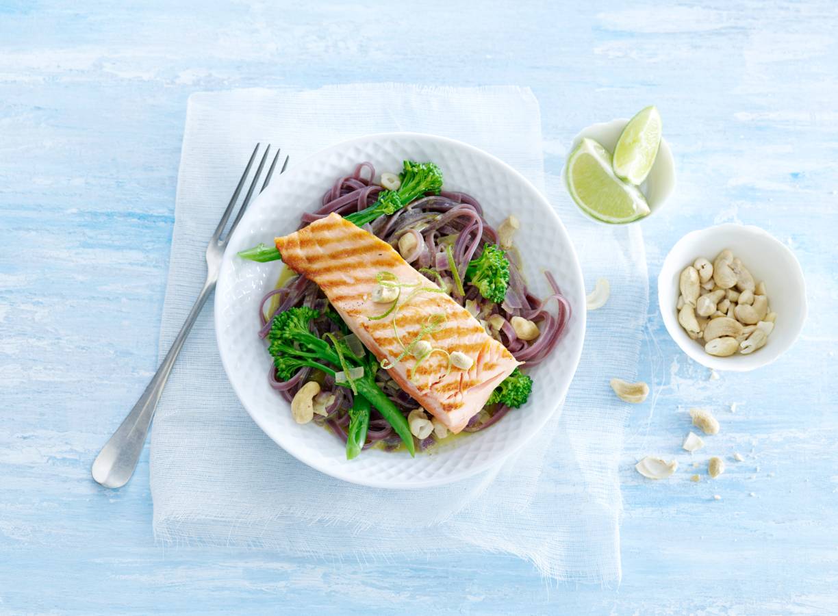 Glutenvrije rijstnoedels met gebakken zalm en aspergebroccoli