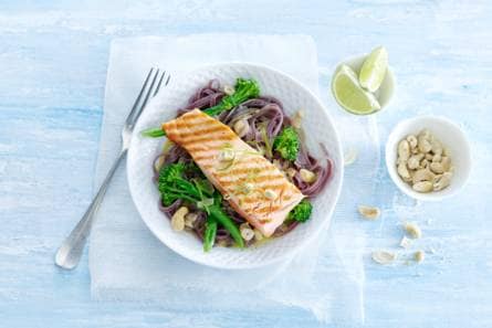 Glutenvrije rijstnoedels met gebakken zalm en aspergebroccoli