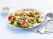 Salade niçoise, maar dan met pasta in plaats van aardappelen en makreel in plaats van tonijn.