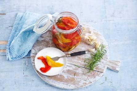 Gegrilde paprika’s in het zuur
