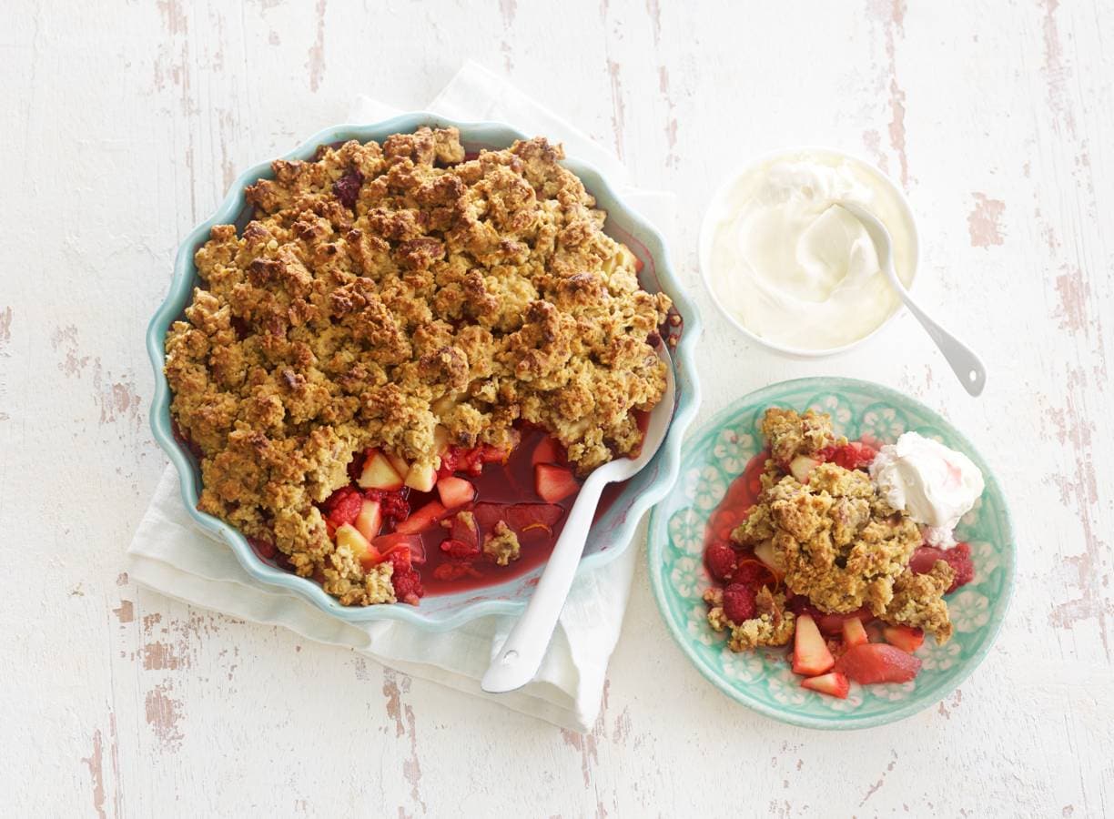 Havermoutcrumble met ahornsiroop en fruit
