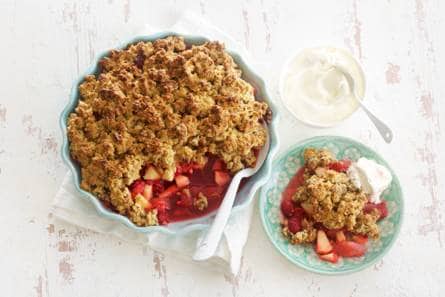 Havermoutcrumble met ahornsiroop en fruit