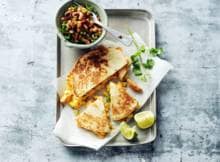 Een avondje quesadilla's? Dat kan prima vegetarisch. De krokante reepjes vegaschnitzel geven het gerecht een lekkere bite. 