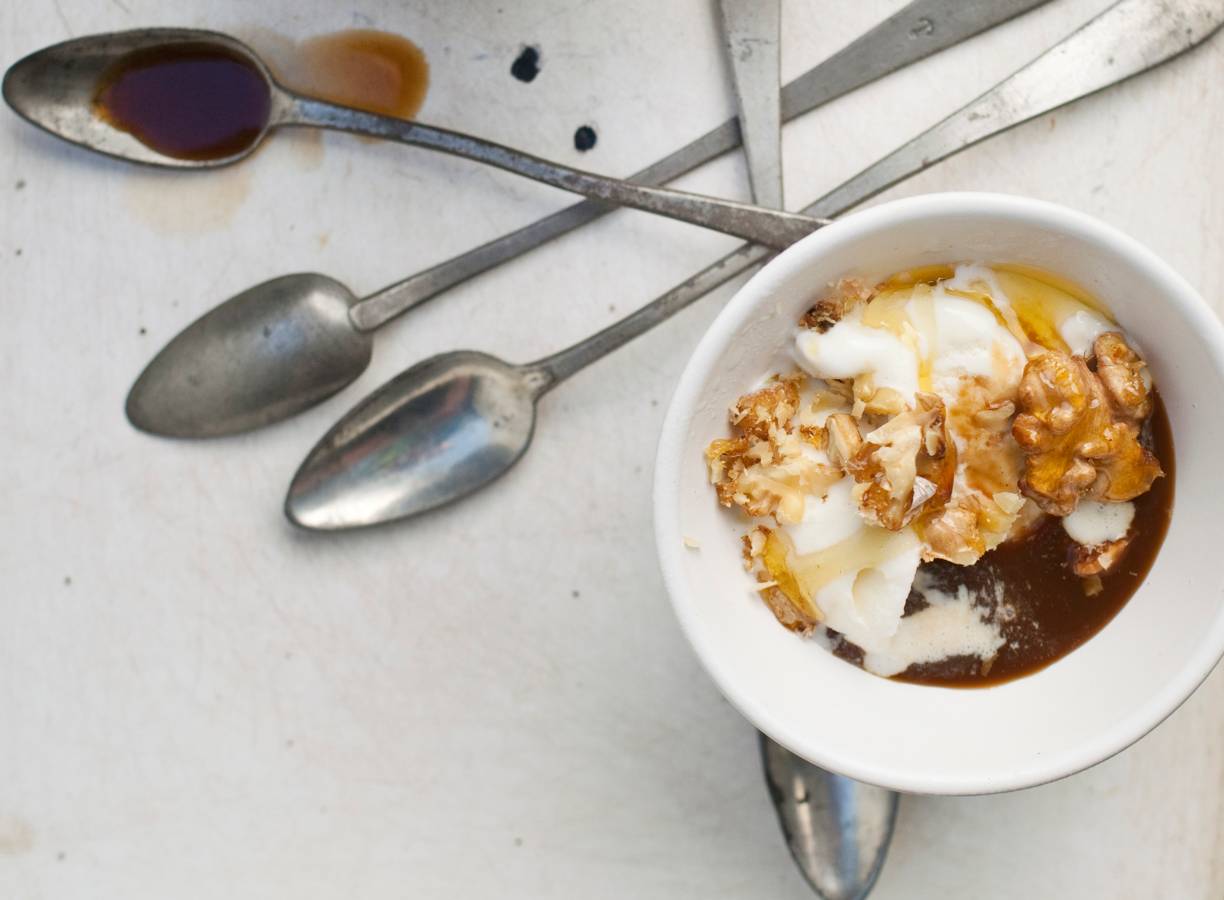 Affogato met walnoten (ijs met warme espresso)