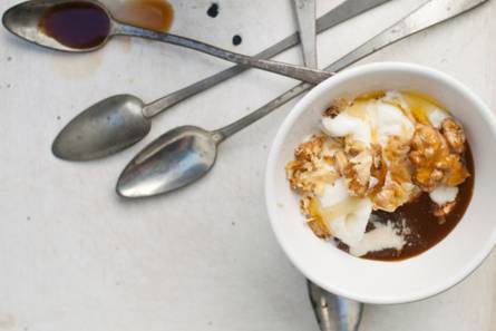 Affogato met walnoten (ijs met warme espresso)