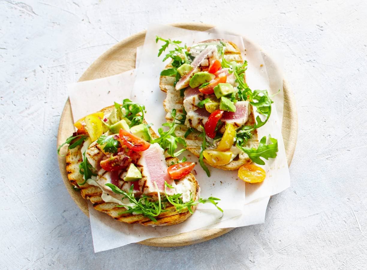 Gegrilde witte tonijn met avocadosalade