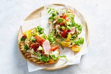 Gegrilde witte tonijn met avocadosalade