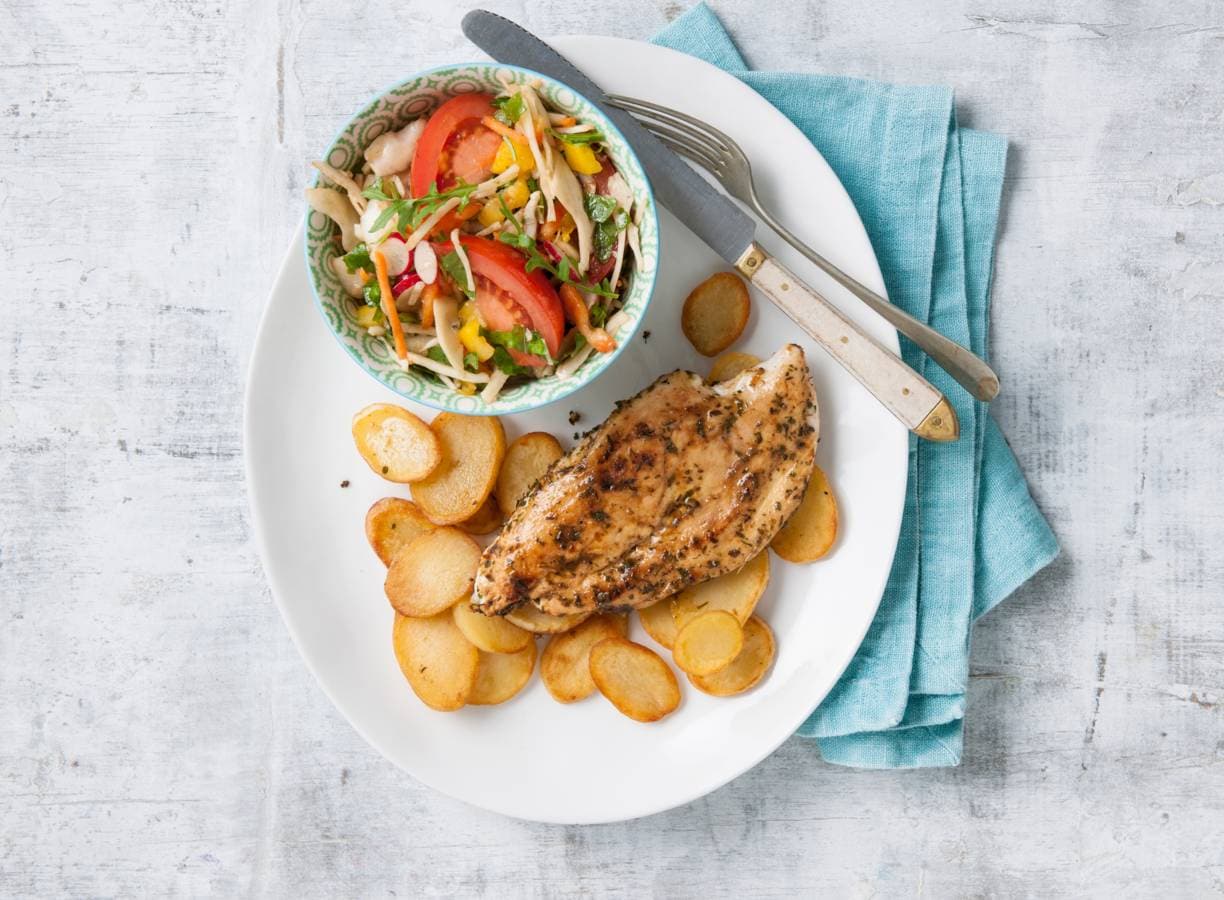 Kip met gebakken aardappelschijfjes en salade