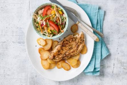 Kip met gebakken aardappelschijfjes en salade