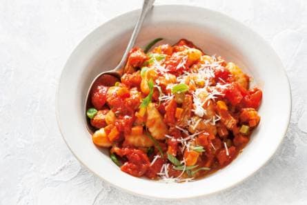 Gebakken gnocchi met tomatensaus en kalkoen
