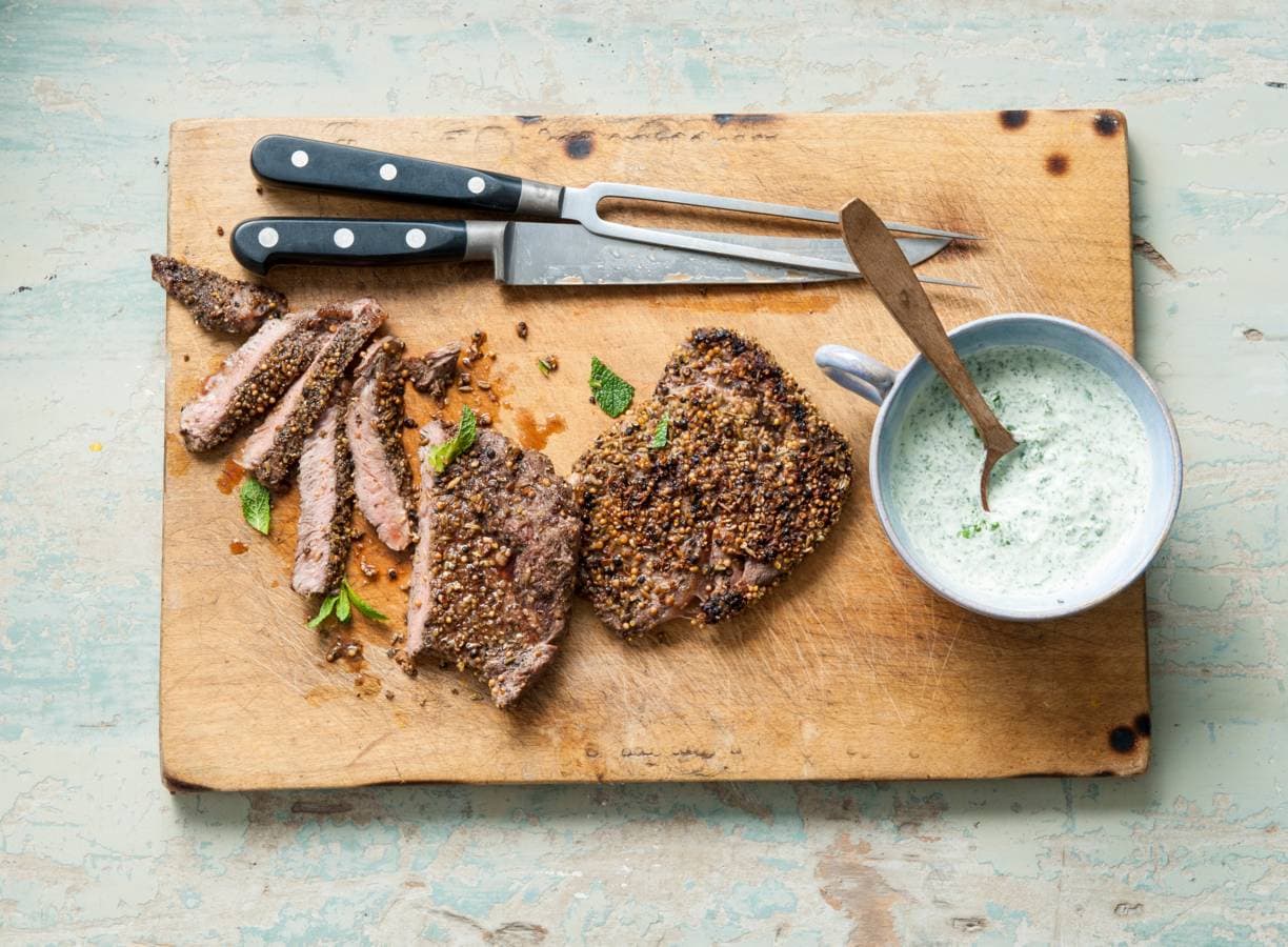 Ribeye met knoflook, yoghurt en munt
