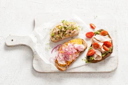 Witbrood met zalm, zuivelspread en tuinkers