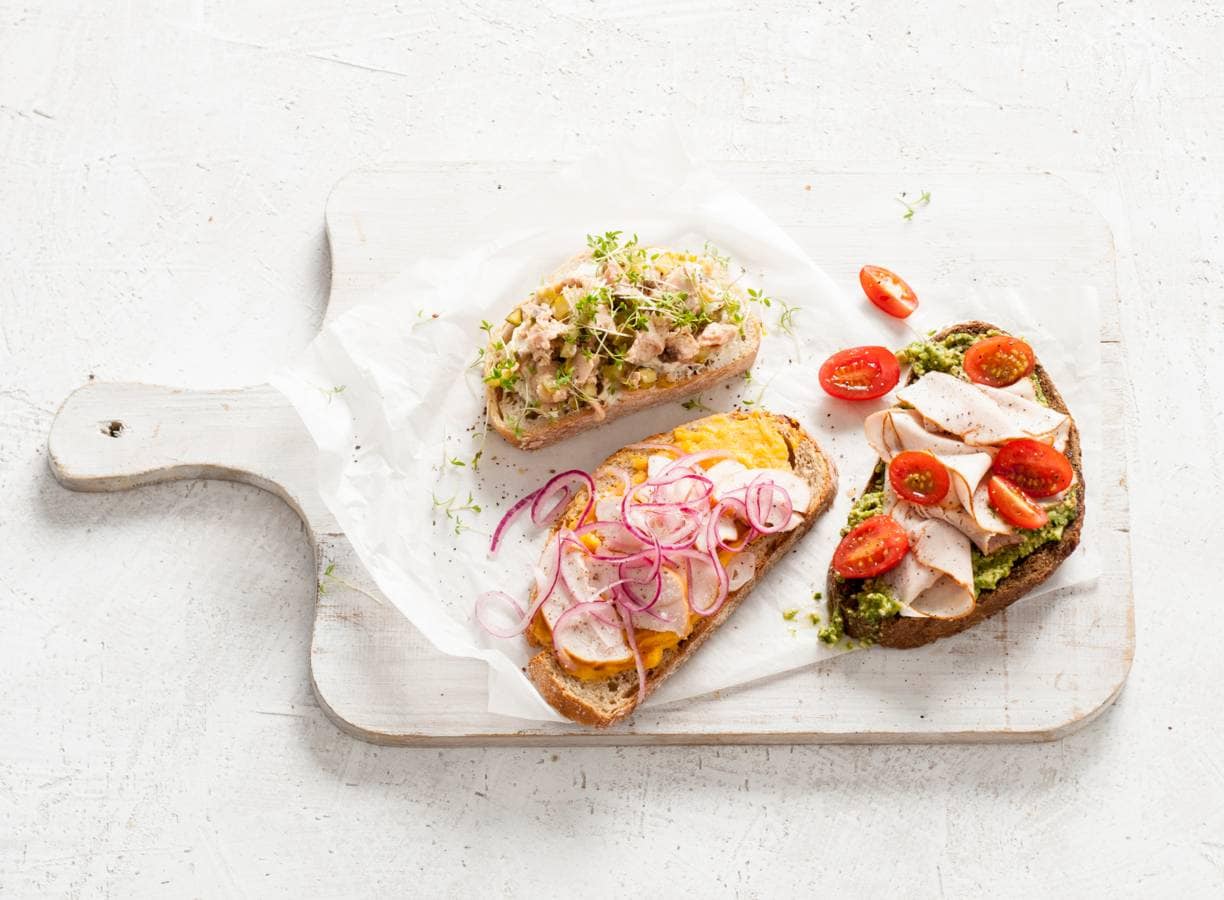 Rogge met hummus & gerookte kip