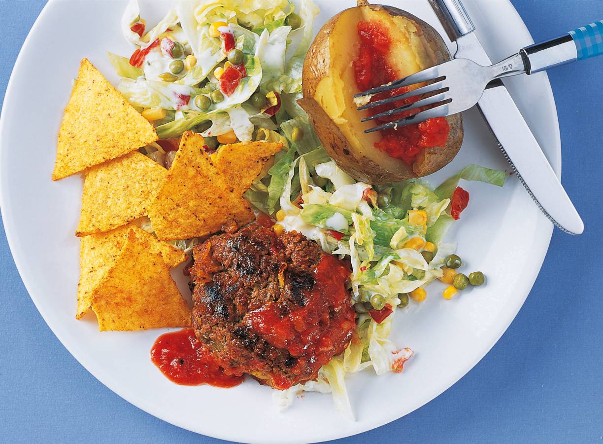Mexicaanse gehaktballen met sla en gevulde aardappels