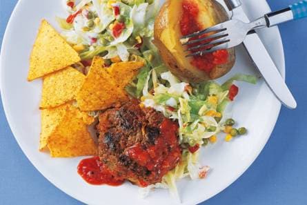 Mexicaanse gehaktballen met sla en gevulde aardappels