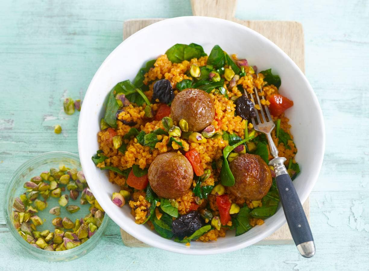 Bulgur met pruimen, spinazie en runderballetjes