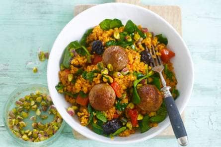 Bulgur met pruimen, spinazie en runderballetjes